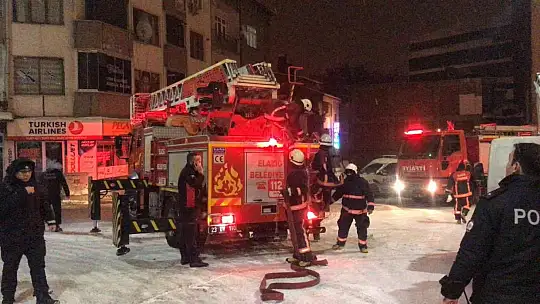 Elazığ'da 6 katlı binada korkutan yangın, ekiplerin müdahalesi sürüyor