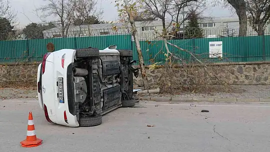 Elazığ'da ağaca çarpan otomobil yan yattı: 1 yaralı
