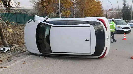 Elazığ'da ağaca çarpan otomobil yan yattı: 1 yaralı