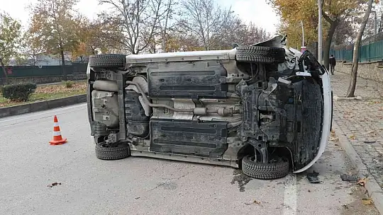 Elazığ'da ağaca çarpan otomobil yan yattı: 1 yaralı