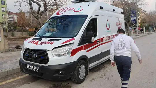 Elazığ'da ambulans yayaya çarptı: 2 yaralı