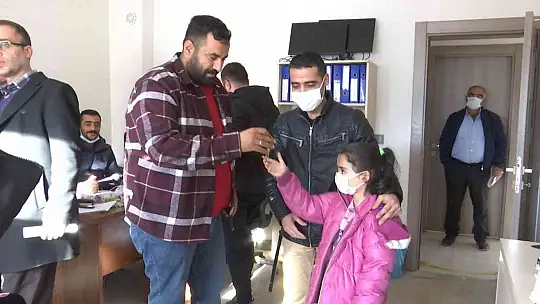 Konutlarının anahtarlarını alan depremzedeler, büyük mutluluk yaşıyor