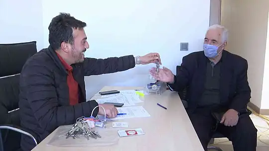 Konutlarının anahtarlarını alan depremzedeler, büyük mutluluk yaşıyor