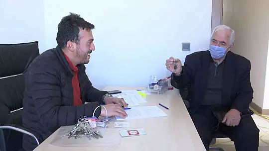 Konutlarının anahtarlarını alan depremzedeler, büyük mutluluk yaşıyor