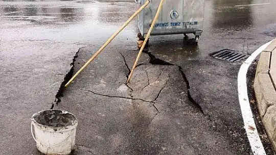 Elazığ'da aşırı yağışlar nedeniyle yolda çökme meydana geldi