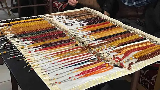 Elazığ'da asırlık tespihler çay ocağında sergileniyor: Fiyatı 10 bin dolara kadar çıkıyor