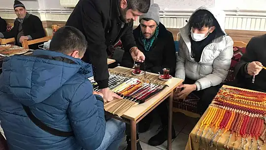 Elazığ'da asırlık tespihler çay ocağında sergileniyor: Fiyatı 10 bin dolara kadar çıkıyor