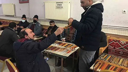 Elazığ'da asırlık tespihler çay ocağında sergileniyor: Fiyatı 10 bin dolara kadar çıkıyor