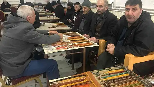 Elazığ'da asırlık tespihler çay ocağında sergileniyor: Fiyatı 10 bin dolara kadar çıkıyor
