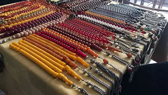 Elazığ'da asırlık tespihler çay ocağında sergileniyor: Fiyatı 10 bin dolara kadar çıkıyor