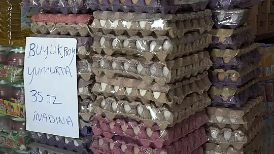 Elazığ'da bakkal sahibi indirim yaptı, astığı yazılarla da dikkat çekti