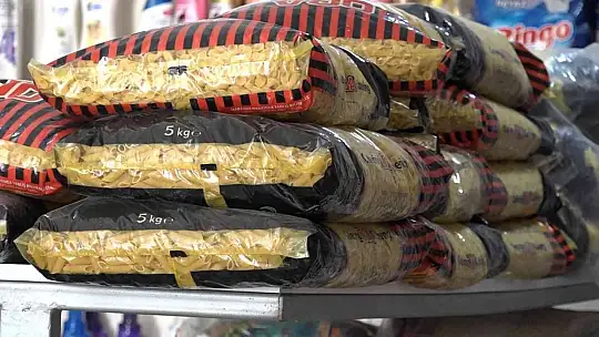 Elazığ'da bakkal sahibi indirim yaptı, astığı yazılarla da dikkat çekti