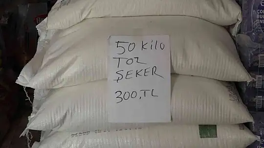 Elazığ'da bakkal sahibi indirim yaptı, astığı yazılarla da dikkat çekti