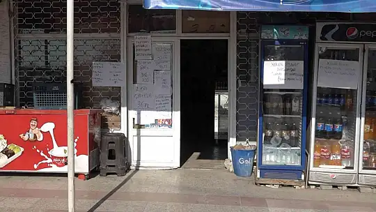 Elazığ'da bakkal sahibi indirim yaptı, astığı yazılarla da dikkat çekti