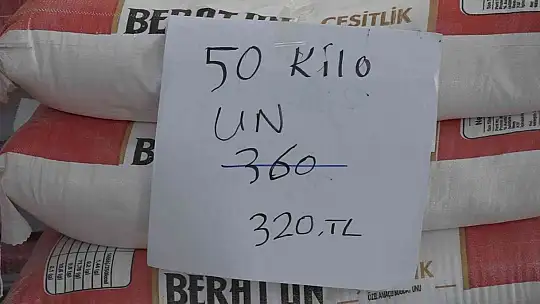 Elazığ'da bakkal sahibi indirim yaptı, astığı yazılarla da dikkat çekti