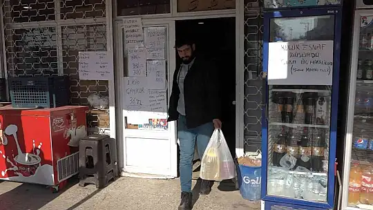 Elazığ'da bakkal sahibi indirim yaptı, astığı yazılarla da dikkat çekti