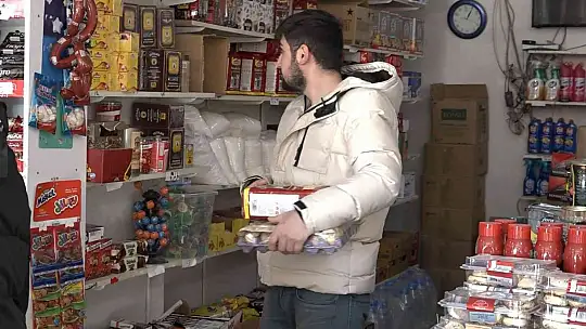 Elazığ'da bakkal sahibi indirim yaptı, astığı yazılarla da dikkat çekti