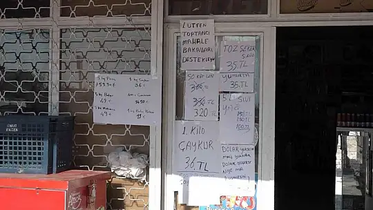 Elazığ'da bakkal sahibi indirim yaptı, astığı yazılarla da dikkat çekti