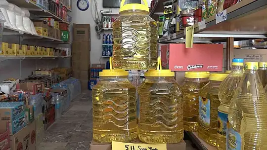 Elazığ'da bakkal sahibi indirim yaptı, astığı yazılarla da dikkat çekti