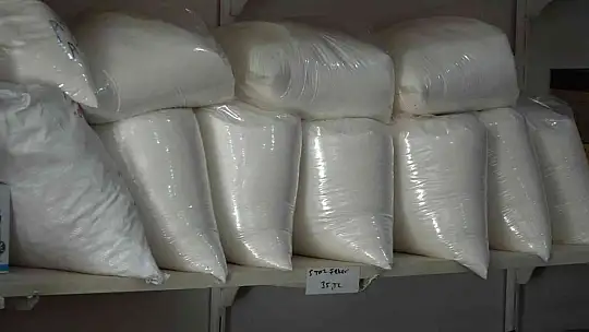 Elazığ'da bakkal sahibi indirim yaptı, astığı yazılarla da dikkat çekti