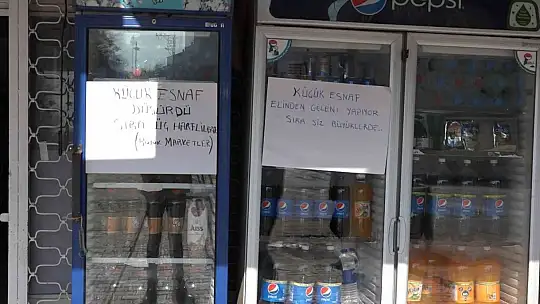 Elazığ'da bakkal sahibi indirim yaptı, astığı yazılarla da dikkat çekti