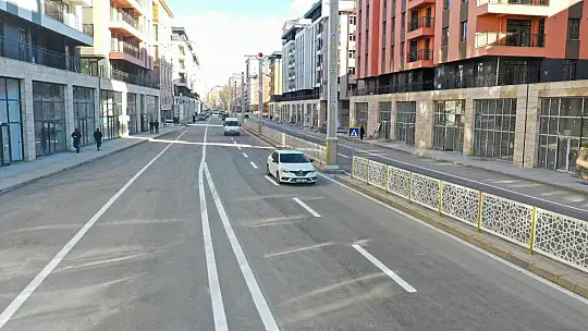 Elazığ'da bulvarlar yenilenerek depremin izleri siliniyor