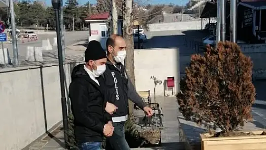 Elazığ'da çalınan otomobil, polis ekiplerince bulunarak sahibine teslim edildi