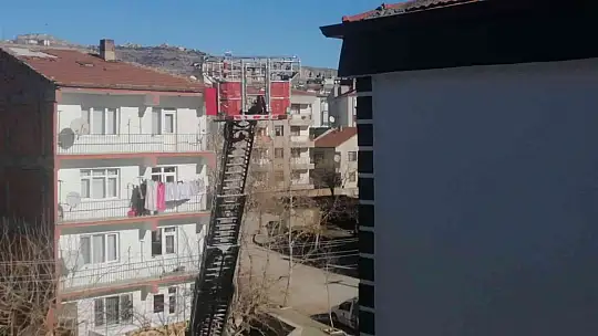 Elazığ'da çatıda mahsur kalan kedi için HAYDİ ve itfaiye ekipleri seferber oldu