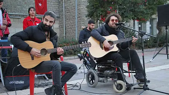 Elazığ'da engelli vatandaşlardan sokakta müzik dinletisi