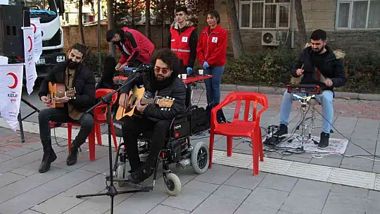 Elazığ'da engelli vatandaşlardan sokakta müzik dinletisi
