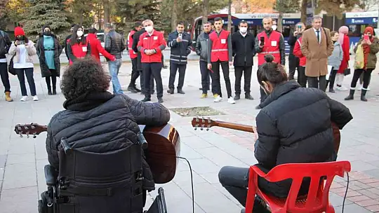Elazığ'da engelli vatandaşlardan sokakta müzik dinletisi