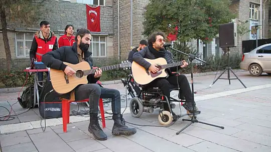 Elazığ'da engelli vatandaşlardan sokakta müzik dinletisi