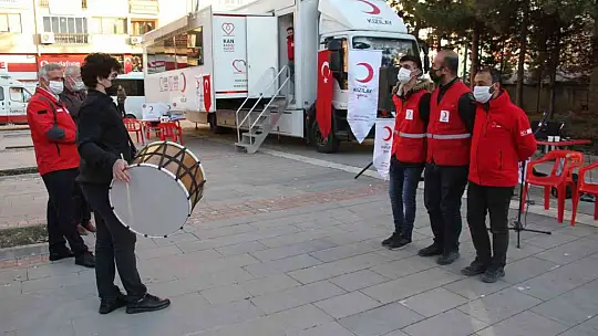 Elazığ'da engelli vatandaşlardan sokakta müzik dinletisi