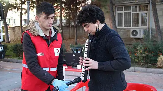 Elazığ'da engelli vatandaşlardan sokakta müzik dinletisi
