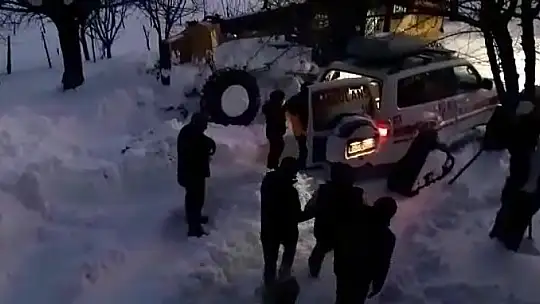 Elazığ'da hasta vatandaşın yardımına paletli ambulans yetişti