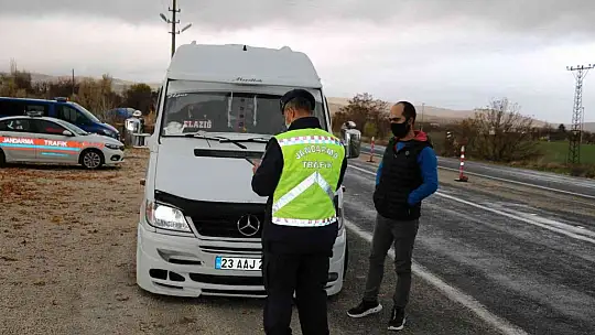 Elazığ'da jandarma ekiplerinden kış lastiği denetimi