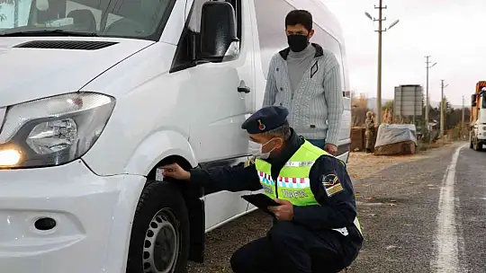 Elazığ'da jandarma ekiplerinden kış lastiği denetimi