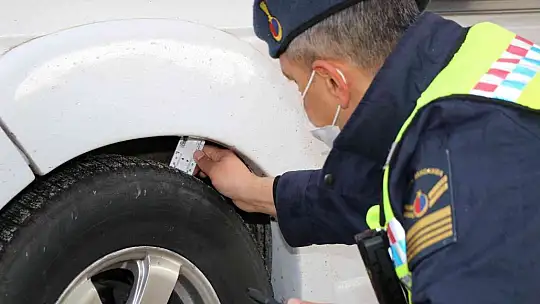 Elazığ'da jandarma ekiplerinden kış lastiği denetimi