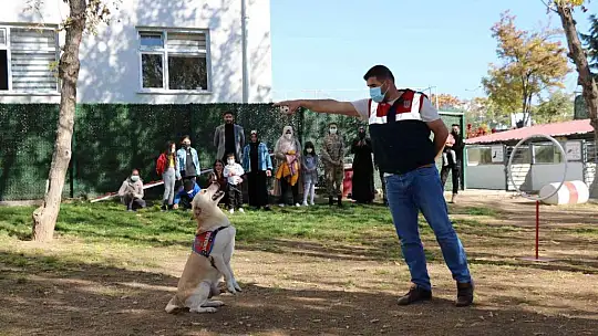 Elazığ'da jandarma, kanserle savaşan minik kahramanları ağırladı