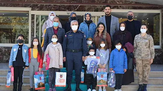 Elazığ'da jandarma, kanserle savaşan minik kahramanları ağırladı