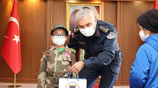 Elazığ'da jandarma, kanserle savaşan minik kahramanları ağırladı