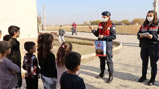 Elazığ'da jandarmadan 20 Kasım Dünya Çocuk Hakları Gününde anlamlı etkinlik