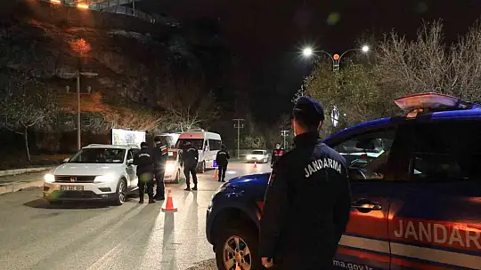 Elazığ'da jandarmadan tarihi Harput'ta -10 derecede yeni yıl denetimi