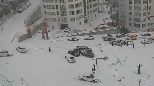Buzlanma beraberinde zincirleme kazaları da getirdi