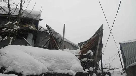 Elazığ'da kardan üç evin çatısı çöktü
