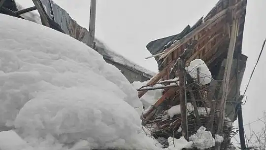 Elazığ'da kardan üç evin çatısı çöktü