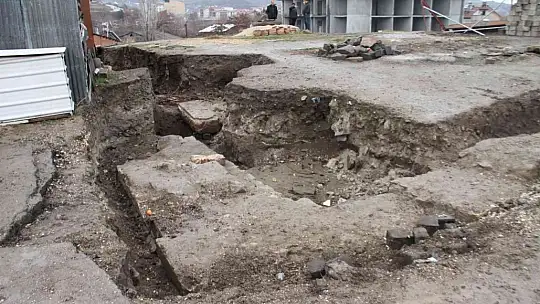 Elazığ'da kentsel dönüşüm kazılarında bulunan kilise gün yüzüne çıkıyor