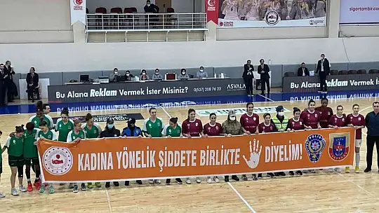 Elazığ'da maçta kadına şiddete pankartlı tepki