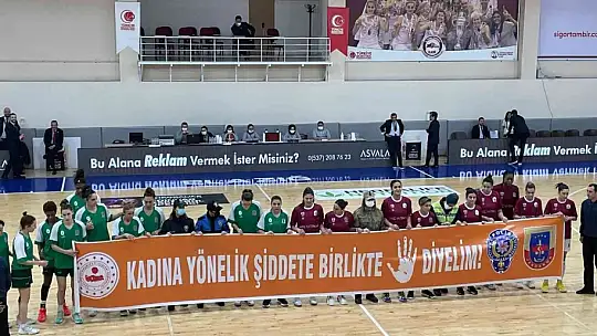 Elazığ'da maçta kadına şiddete pankartlı tepki