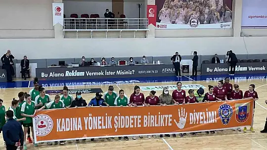 Elazığ'da maçta kadına şiddete pankartlı tepki